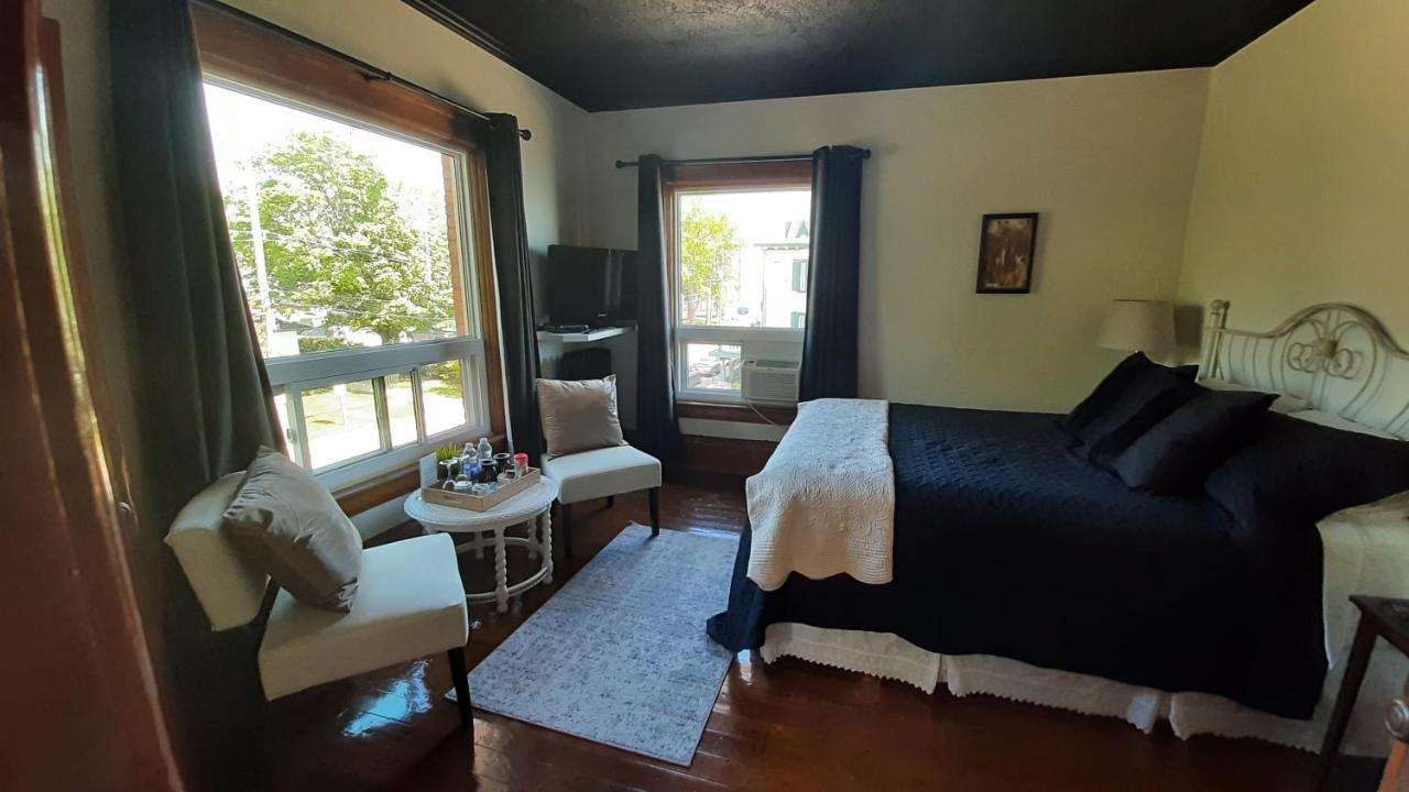 Stonewater Manor B&B Gananoque Exterior photo
