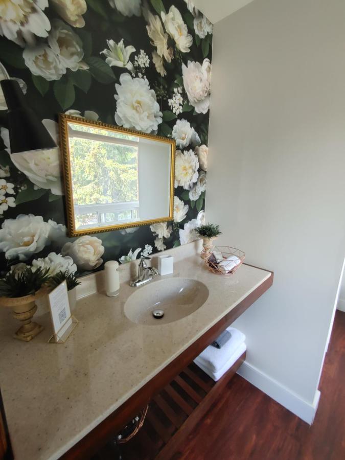 Stonewater Manor B&B Gananoque Exterior photo