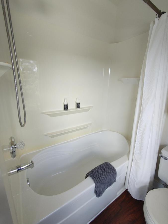 Stonewater Manor B&B Gananoque Exterior photo