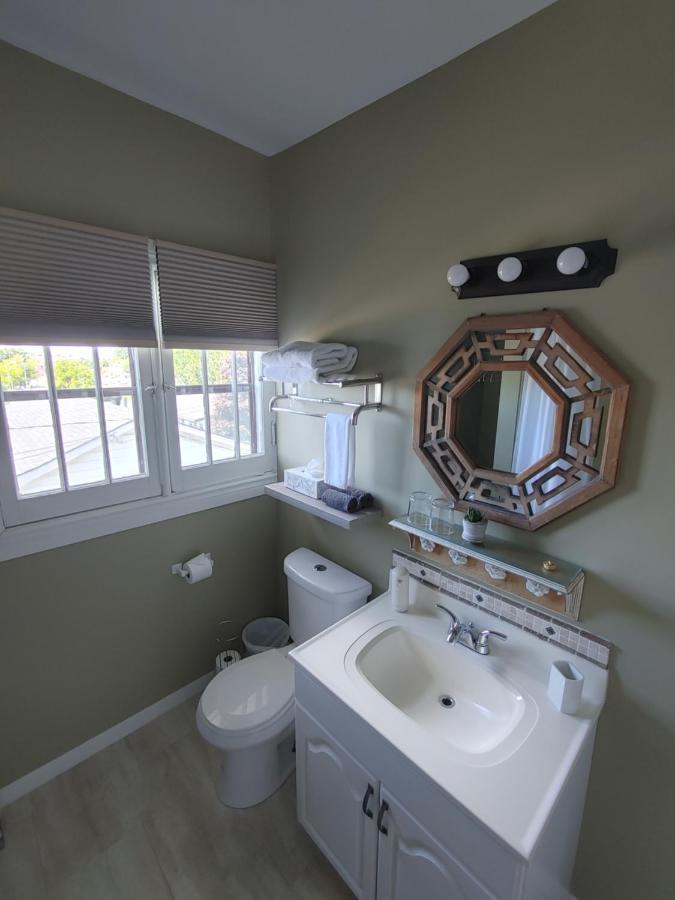 Stonewater Manor B&B Gananoque Exterior photo