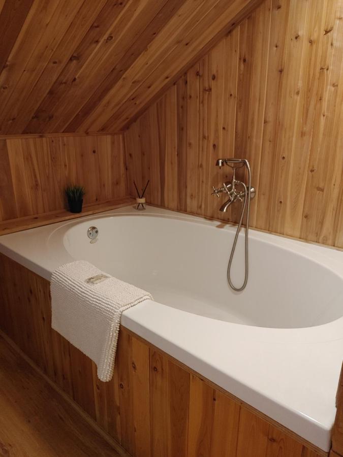 Stonewater Manor B&B Gananoque Exterior photo