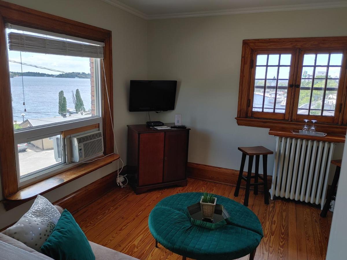 Stonewater Manor B&B Gananoque Exterior photo